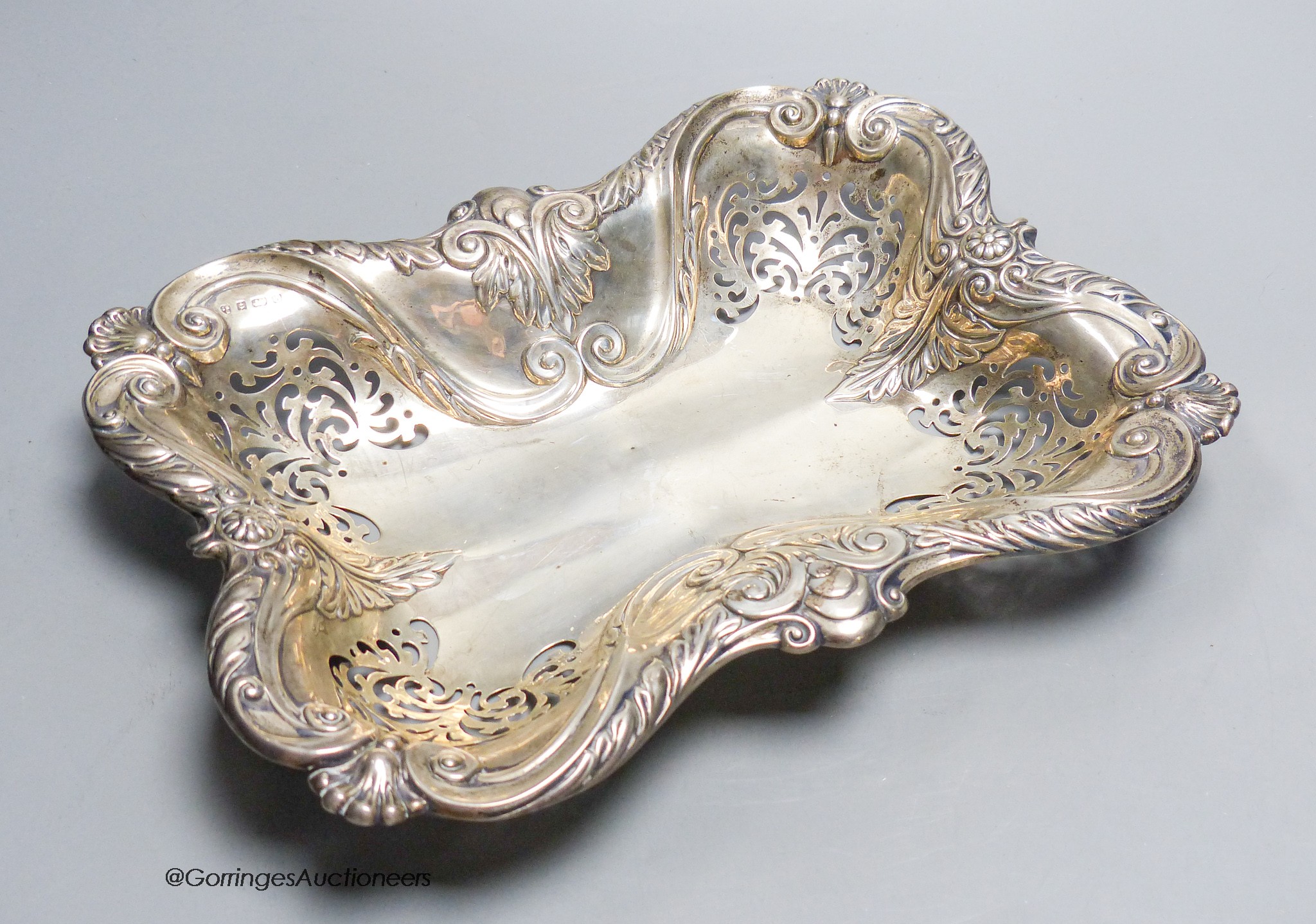 An Edwardian pierced silver shaped rectangular fruit bowl, I.S. Greenburg & Co, Birmingham, 1901, 30.2cm, 13.5oz.